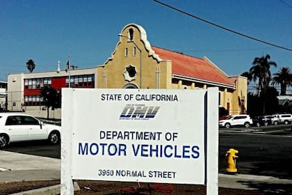 (Archivo). Una por una, las oficinas del DMV que abren en California el 10 de mayo