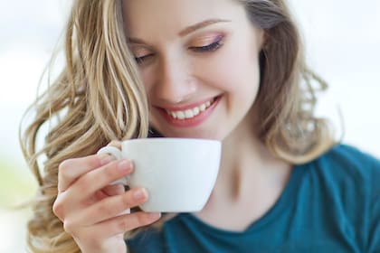¿Es mejor lavarse los dientes antes de tomar café o después? (y otros consejos para evitar las manchas)