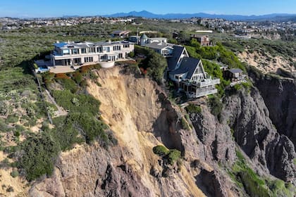 Estas tres casas están ubicadas en la cima de colinas a lo largo de la Autopista Panorámica cerca de un derrumbe en Dana Point, California.