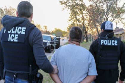 Los inmigrantes se forman en Illinois sobre qué hacer en el caso de un operativo de ICE (Archivo)