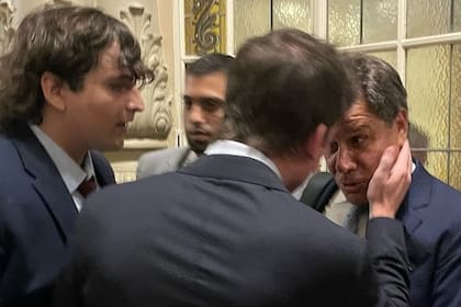 Santiago Caputo increpa a Facundo Manes en los pasillos del Congreso