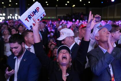 Seguidores de Trump celebran la noche de la elección