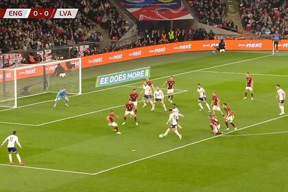 Siete jugadores de Inglaterra y diez de Letonia en el área visitante (y no fue una jugada de pelota parada): así se jugó casi todo el partido en el Wembley Stadium, ante 90.000 espectadores, por las Eliminatorias Europeas para el Mundial 2026